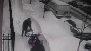 VIDEO Un barbat inzapezeste masina unei femei care i-a furat lopata!