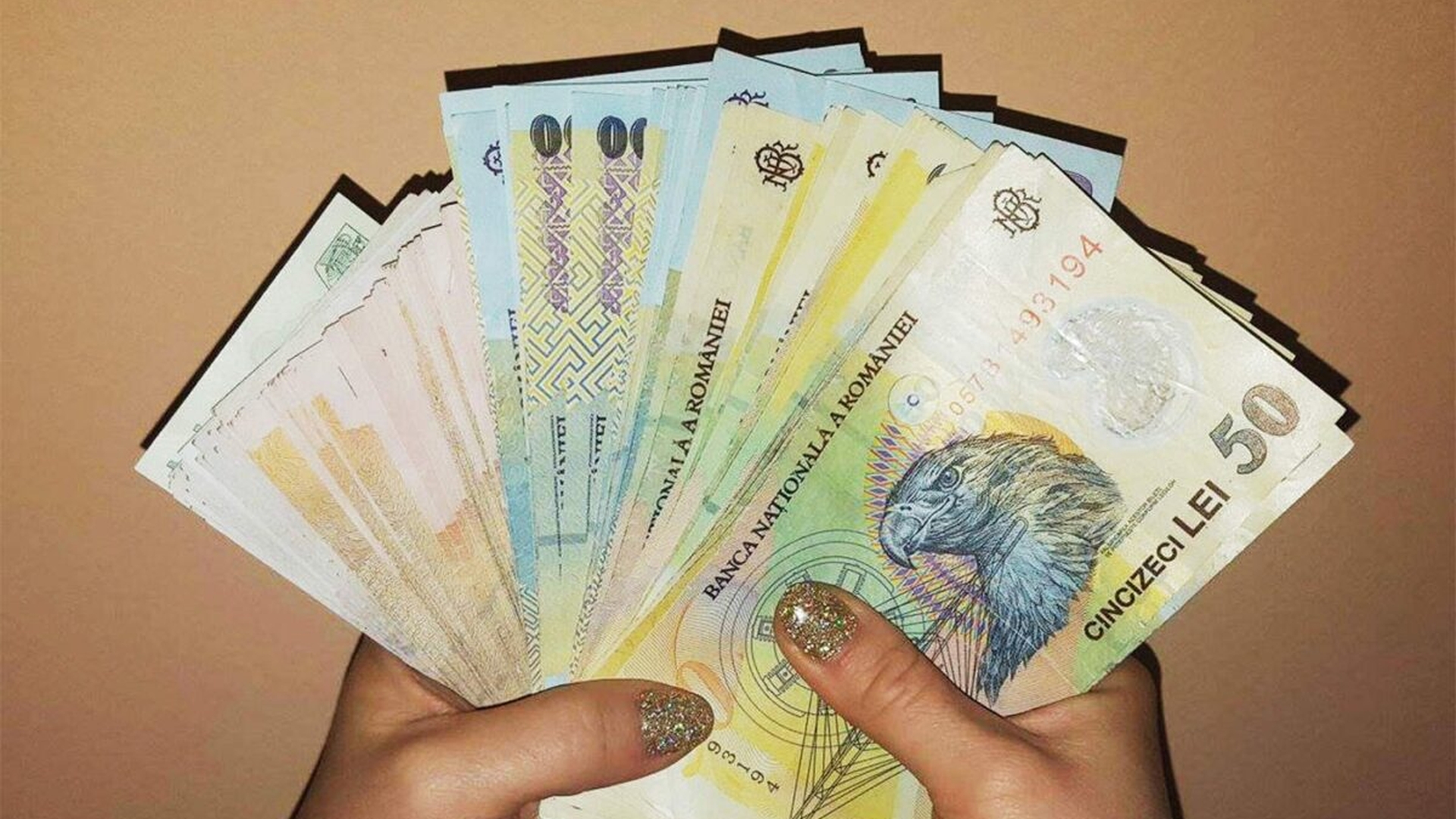 Costel din Huși a făcut chetă în rândul vecinilor, pentru a amenaja un teren de fotbal în spatele blocului. Ce a făcut cu banii, după ce i-a strâns