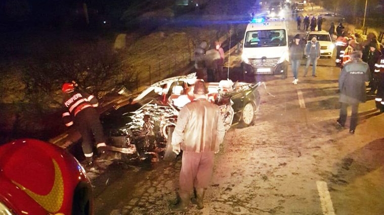 Tragedie în Botoșani. Un tânăr a murit, după ce mașina în care se afla a intrat într-o remorcă