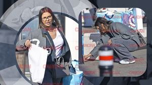 Andreea Popescu, demonstrație supremă de forță: multe pungi, un telefon și... acţiune! Fosta dansatoare a Deliei, hărnicuță ca o furnicuță