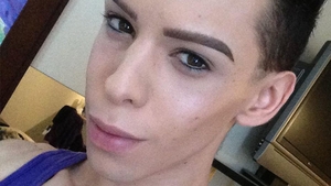 Acest tânăr de 22 de ani a cheltuit 50.000 de dolari ca să se transforme într-un extraterestru fără sex! E şocant cum arată acum