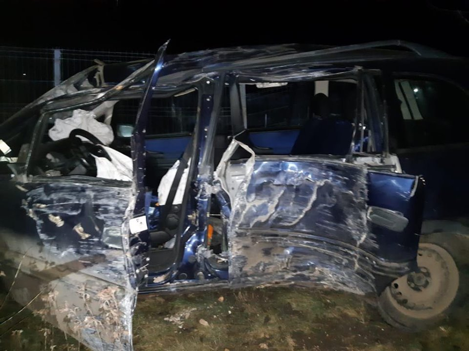 Grav accident în Giurgiu. O femeie a murit, iar un bărbat și 3 copii au fost răniți după ce mașina s-a izbit de un copac