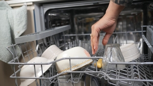 Ce se întâmplă dacă pui un prosop pe ușa mașinii de spălat vase, la finalul ciclului. Experții spun că ai procedat greșit