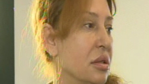 Proprietara salonului "vandalizat" de Zavo: "Trebuia sa ma puna sa le interzic clientelor sa stea la geam si sa trag obloanele"/ Oana: "Duduia asta terorizeaza Romania! Geta 'samponista'  a facut poza"