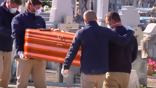Ți se face pielea de găină! Cum arată o înmormântare pe vreme de pandemie COVID-19