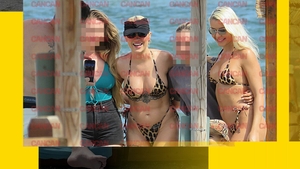 Carmen Grebenișan și Alina Ceușan au rupt în două plaja din Năvodari. Blondele s-au afișat în costume de baie identice