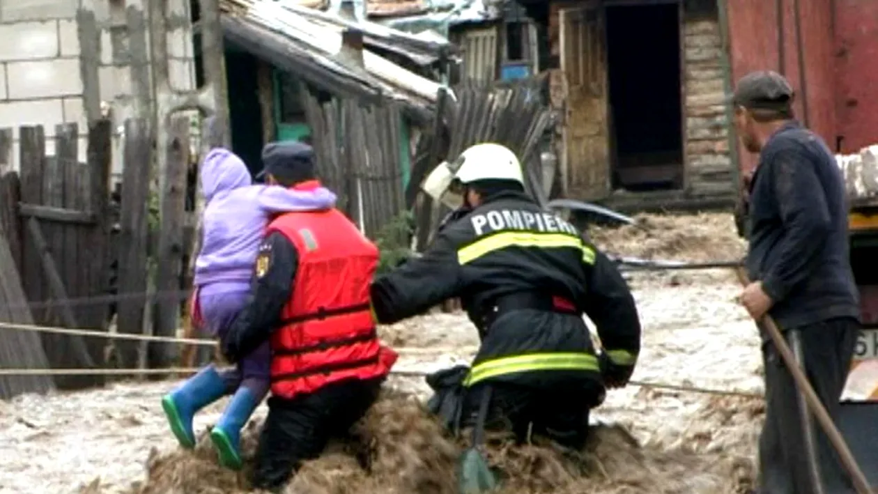 Chinuiți de dezastrele naturale! Cinci copii și trei adulți au fost evacuați din casa inundată, în Timiș