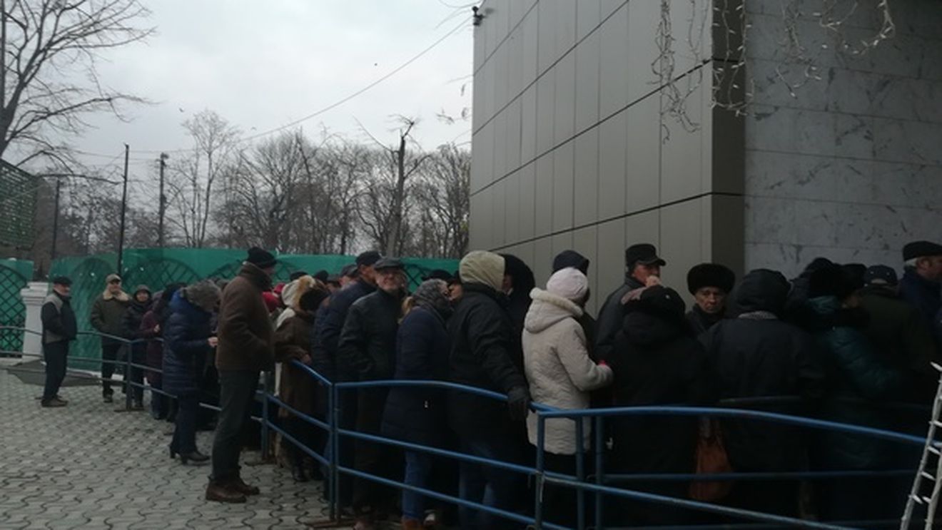 O femeie a leşinat, după ore întregi de stat la coadă pentru bilete de Revelion, organizat de Primărie
