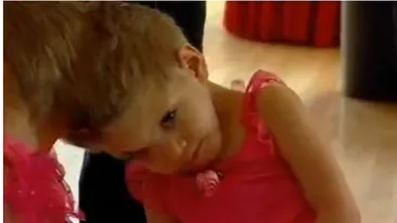 Inca o lovitura pentru siamezele Tatiana si Anastasia! Nu pot merge pe jos nici 100 de metri, iar mama lor nu mai are serviciu