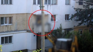Numai la romani vezi asta! Si-a uitat cheile de la apartament si a intrat in casa cu...