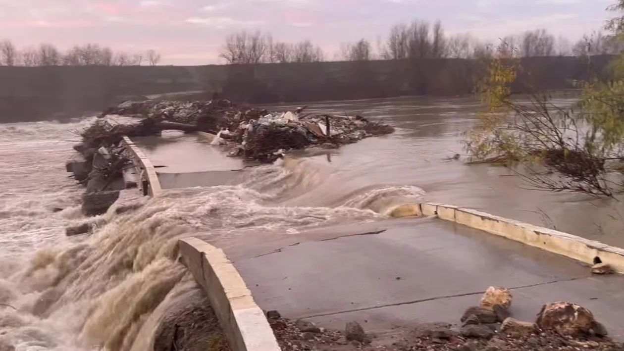 Pericol lângă București! Viitura a rupt mai multe poduri, după ce Barajul Mihăilești a fost golit