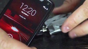 Ce să faci daca ti se descarca bateria telefonului si nu ai incarcatorul la tine! Metoda ingenioasa care te scapa de belea!