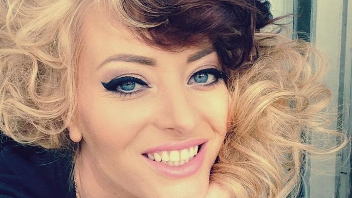 Delia a găsit o metodă inedită de a-şi personaliza hainele! Îşi scrie pe ele numele parfumurilor preferate. Îţi place ce a ieşit?