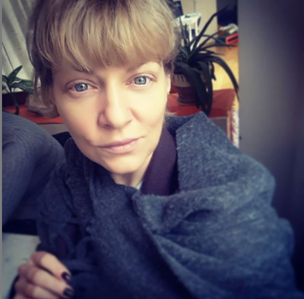 Dana Nălbaru, reacţie ciudată după ce a primit un mesaj de la o fană: “Nu mai râd ca proasta…”