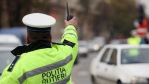 O femeie a lovit cu maşina un poliţist de la circulaţie! Bărbatul a vrut să-i dea amendă, iar ea, supărată, l-a lovit cu maşina!