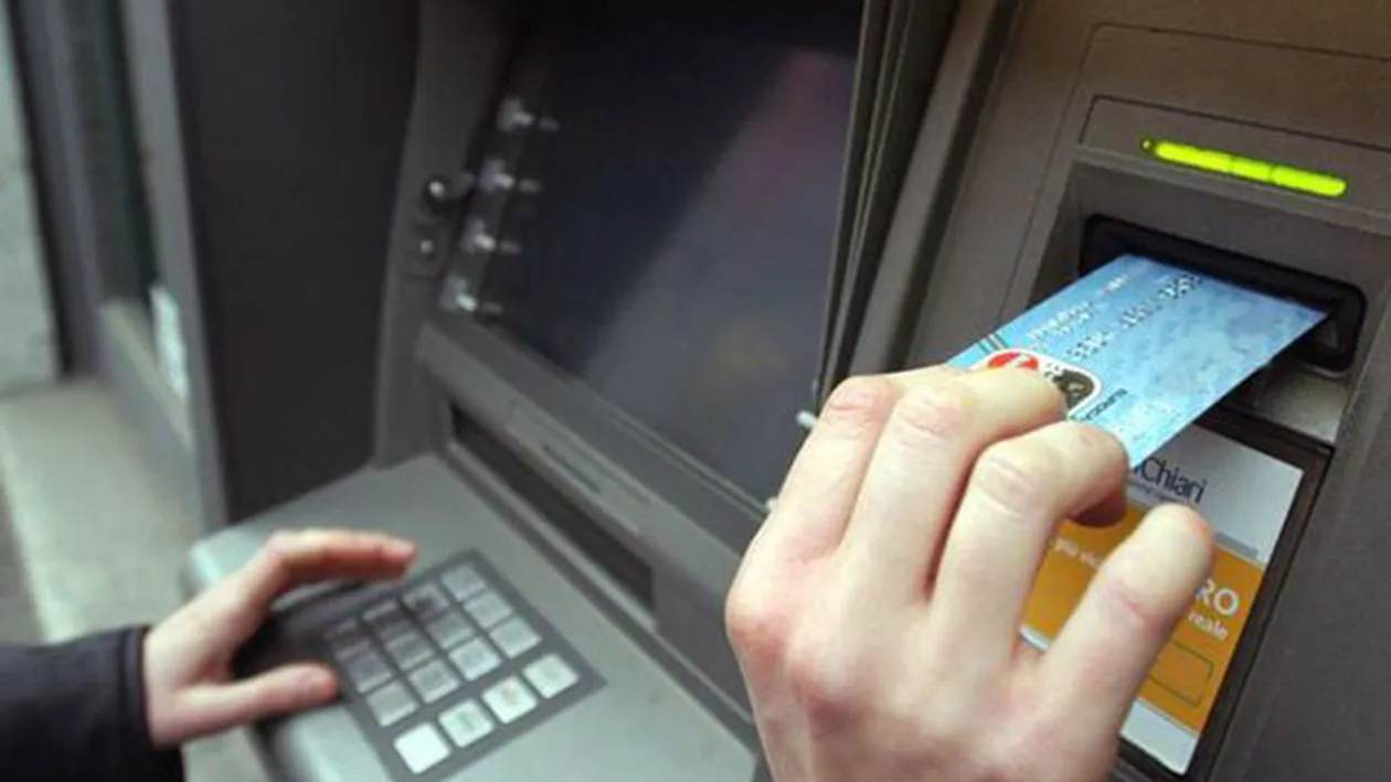 Cum poţi fi păcălit la bancomat. Ce să faci ca să nu cazi în plasa escrocilor 