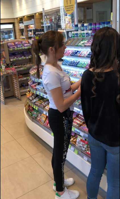 Vulpița la shopping în... benzinărie