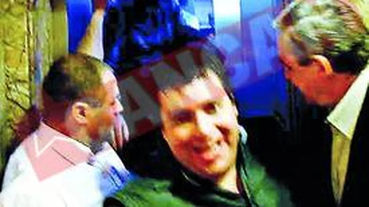 Blocat cu sotia in liftul unui hotel de lux