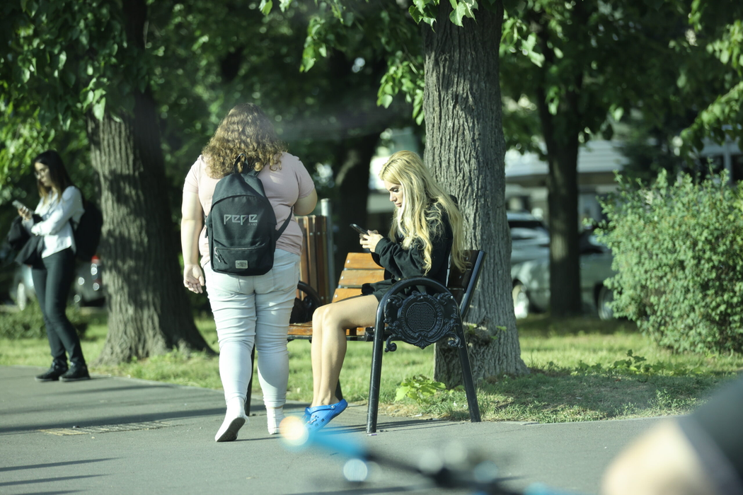 Bia Khalifa butonează telefonul, lângă prietena ei, în speranța că va "agăța" un Uber (Foto: CANCAN.RO)