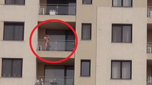 Sase, la etajul sase! Patruleasa si Crin Antonescu au cel mai exhibitionist vecin! Uite ce face pe balcon, doar in chiloti