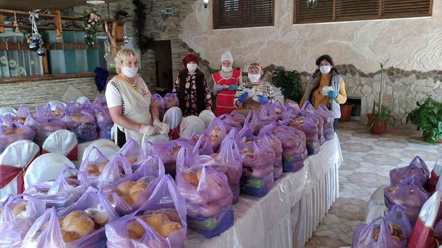 Două bunicuțe de 83 și 86 de ani au contribuit cu ce au putut la pachetele pentru săteni