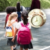 Începe școala și revine coșmarul trezitului de dimineață! Cum îi scoți pe copii din programul de vacanță