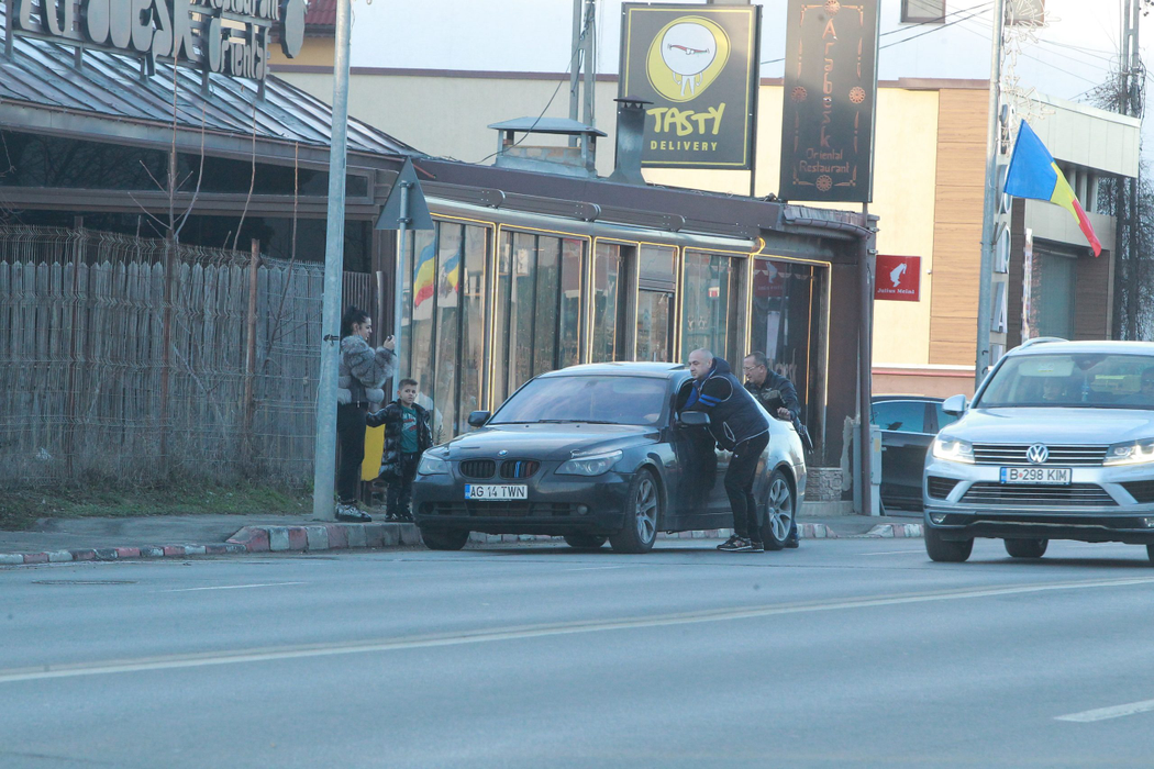 Leo de la Strehaia a rămas cu BMW-ul în drum și este ajutat să-l urce pe trotuar