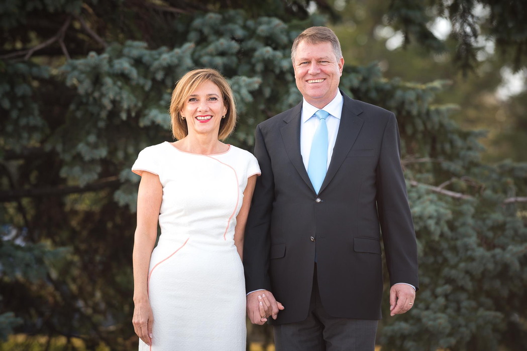 Carmen Iohannis, dirigintă pentru o nouă serie de boboci. Ce ţinută a purtat soţia președintelui în prima zi de şcoală