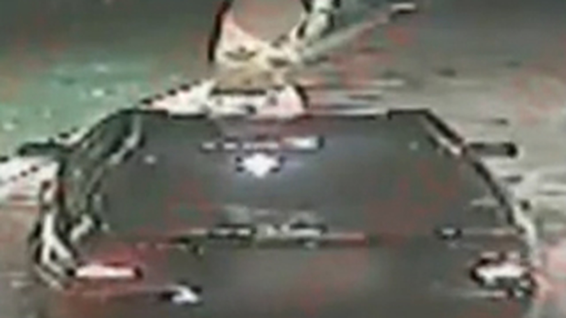 VIDEO Cea mai tare blonda! Uite cum s-a urcat in sanii goi pe capota masinii, chiar intr-o benzinarie din Targu Jiu!