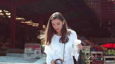 Fiica lui Adriean Videanu şi iubitul ei, gospodari adevăraţi. Au ”umplut” portbagajul Porsche-ului cu ceapă verde, roşii şi castraveţi