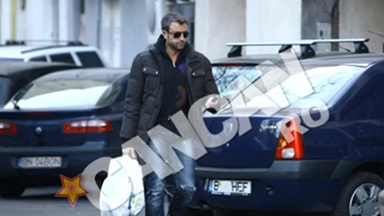 Bote e puiul mamei si la 45 de ani! Ea ii spala hainele fine si ii duce mancare la atelier