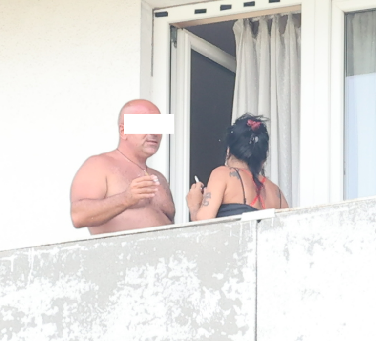 Milionarul și Ioana Popescu au ieșit pe balcon, la o țigară și un pahar (Foto: CANCAN.RO)