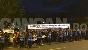Protest faţă de decizia Senatului în cazul lui Gabriel Oprea! Mii de oameni au ieşit în stradă