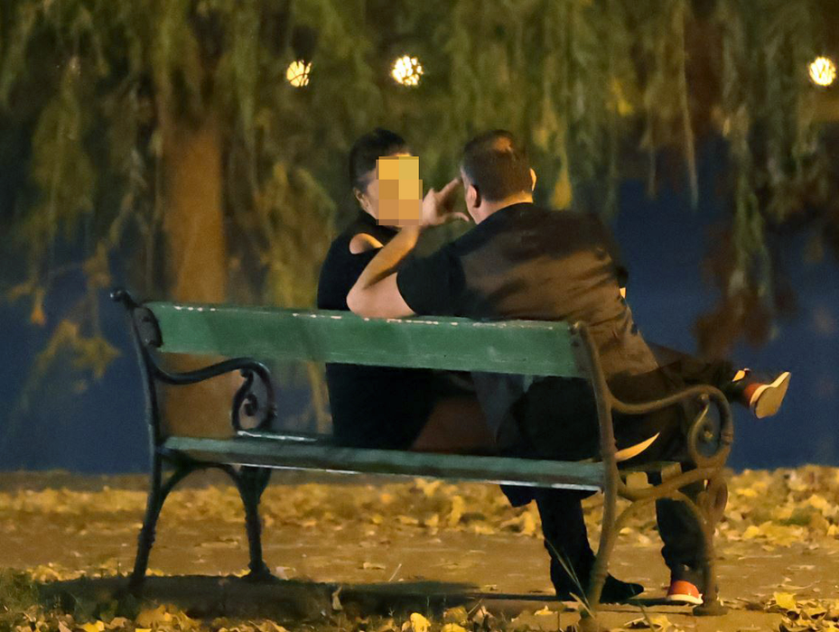 Bărbatul și brunetă, într-o discuție, credem noi, captivantă (SURSA FOTO: CANCAN.RO)
