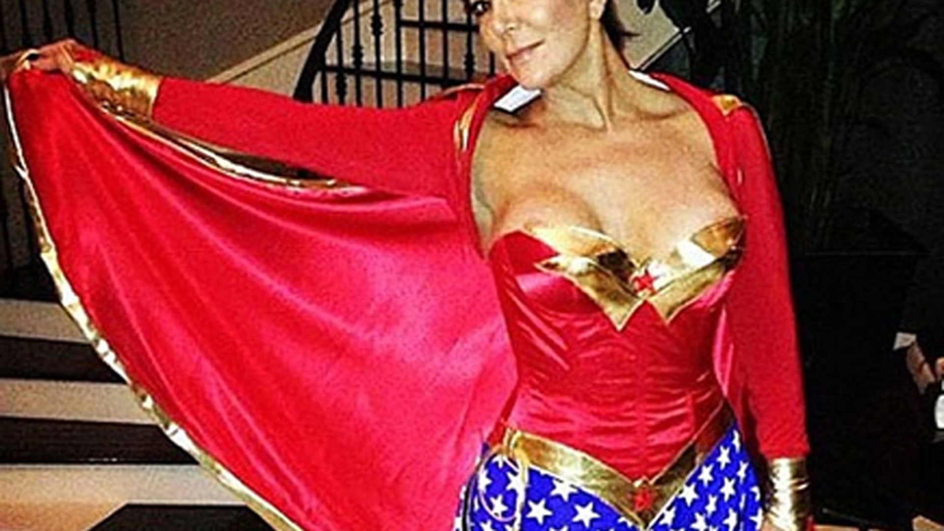 Ups! A dat-o-n bara! Mama lui Kim Kardashian, costumata in Wonder Woman, cu sfarcul la vedere!
