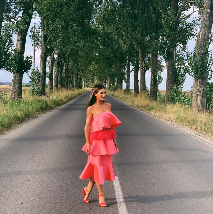 Într-un costum de baie sexy, Ilinca Vandici i-a stârnit pe toți cu poziția de infarct în care a stat pe o saltea la piscină