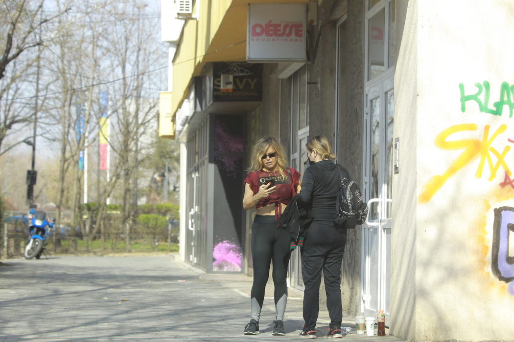 Loredana Groza, ședință foto în toată regula pe o stradă din Obor