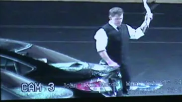 VIDEO Un barbat distruge 14 masini de lux noi, aparent fara motiv! Uite-l cum isi face de cap!