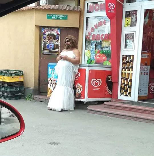 Un bărbat îmbrăcat în rochie de mireasă a  făcut furori pe străzile Capitalei!