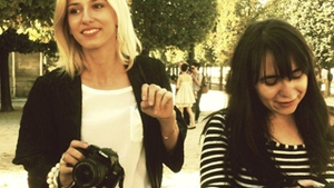 Dana Rogoz s-a intalnit cu prietenele ei din copilarie cu ocazia Saptamanii Modei de la Paris!