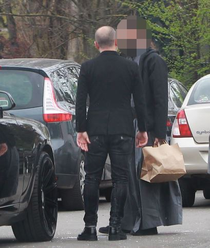 Preotul și milionarul discută