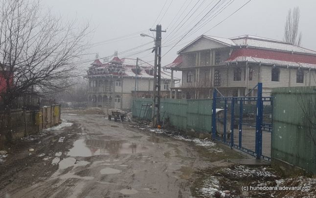 Are cravată de aur şi palate luxoase. Povestea bulibaşei „Puiu Englezu”. Ceilalţi romi sunt revoltaţi
