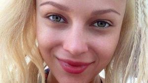 Lora, ajutată de o prietenă să se facă bine! A fost la ea si au făcut impreună ASTA, pe patul de spital. Cum s-au pozat