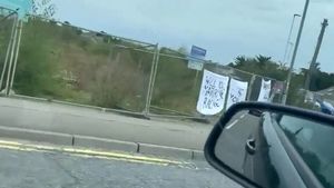 L-a umilit public! Ce răspuns a primit un tânăr, după ce și-a cerut iubita de soție, scriind "Vrei să te măriți cu mine" pe un cearșaf