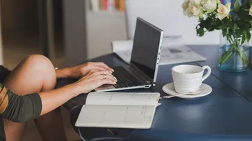 Românii care au voie să muncească 8 zile pe lună acasă! Pe cine vizează această lege nouă