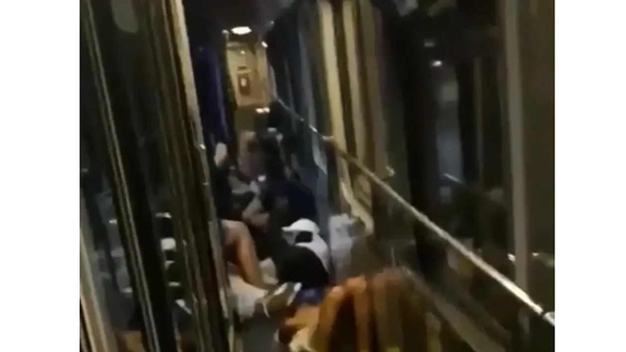 Mai mulți copii din Satu Mare plecați în tabără la mare au dormit pe jos în vagoane!