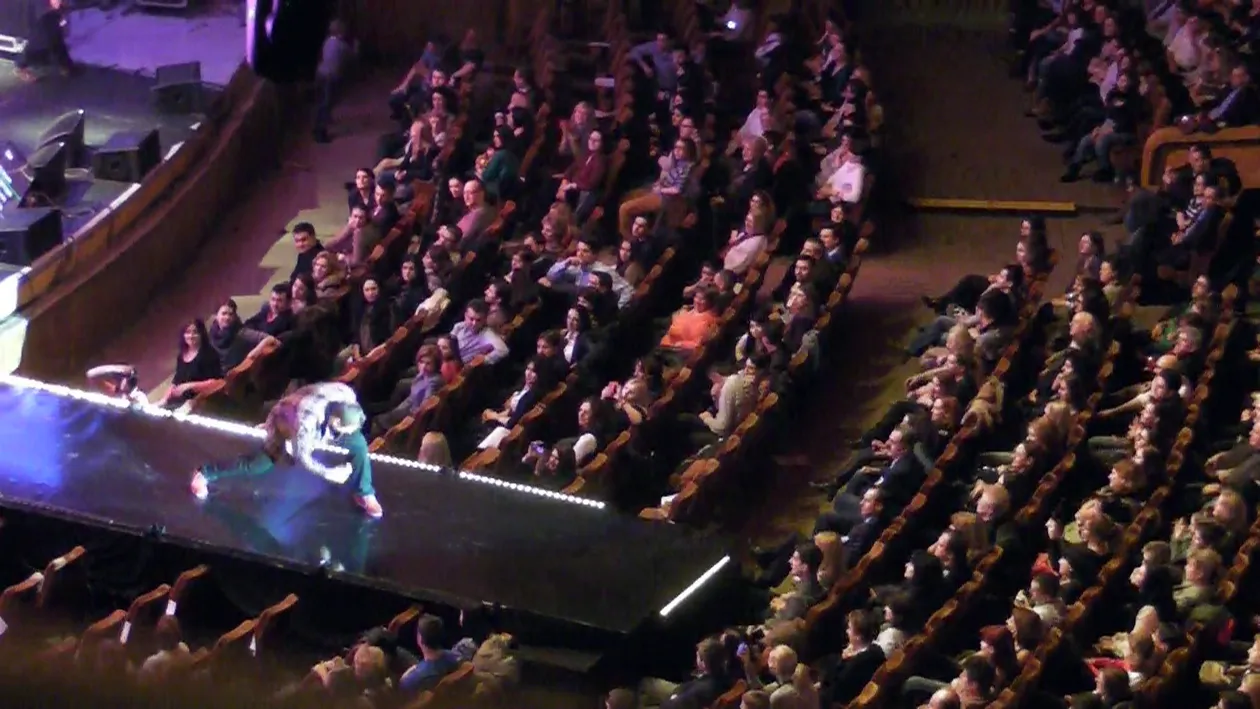 Horia Brenciu e scapat de sub control! S-a tavalit, s-a descaltat, a topait si s-a maimutarit in fata a mii de fani!