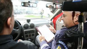 Bancul zilei | Trei candidați dau examenul de conducere la școala de poliție
