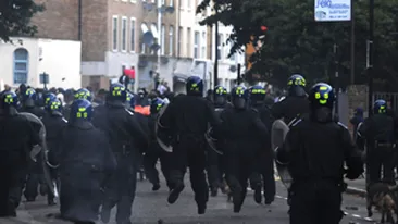 Un baiat de 11 ani, adus de mama sa cu forta  la tribunal dupa ce a participat la jafurile din Londra