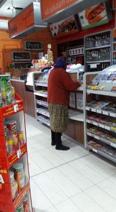 De ce s-a descălțat această bătrână înainte de a intra într-un market din Vaslui!